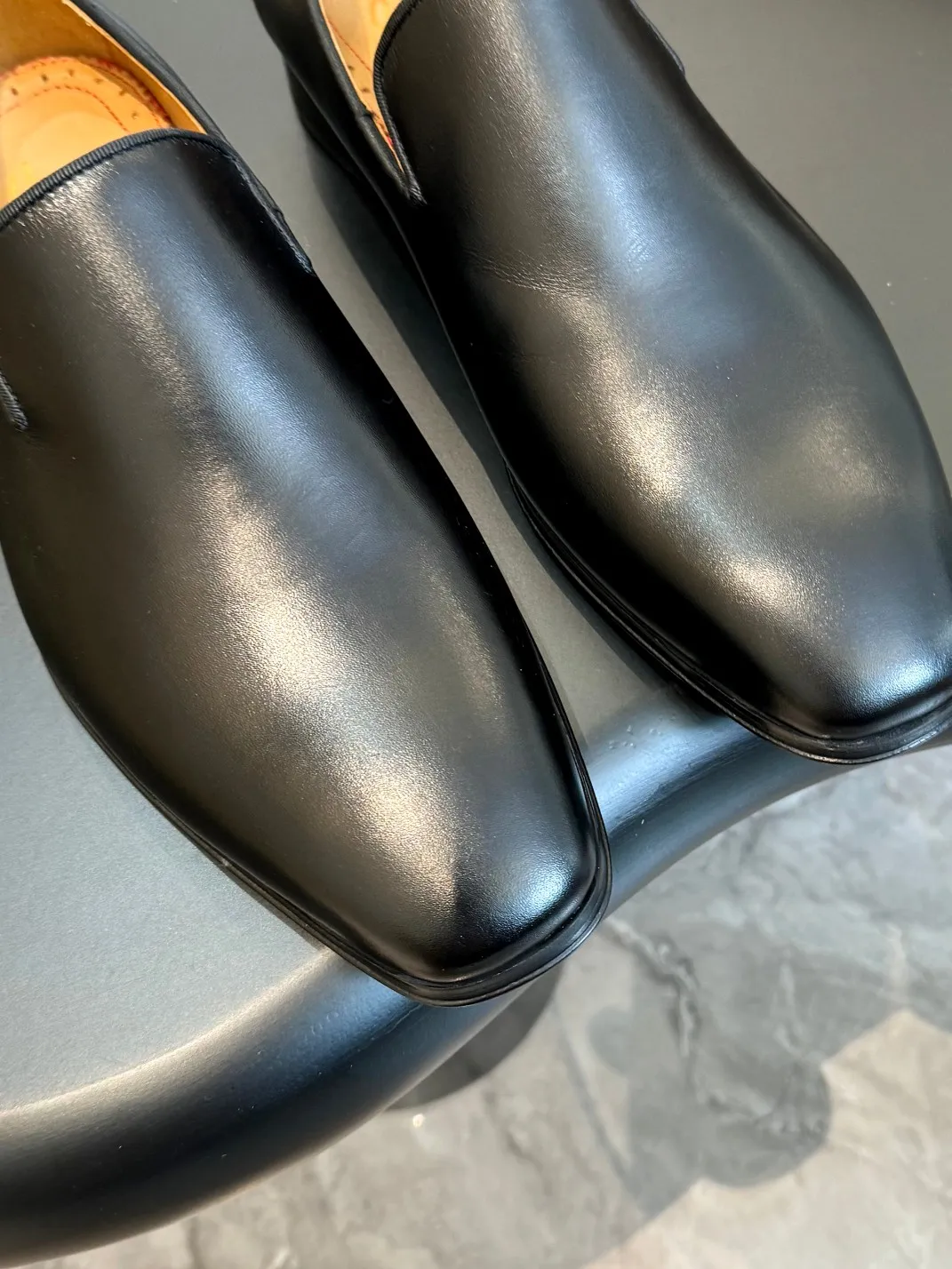 💰960 Christia*.Loubouti* high-end men's business formal leather shoes, original genuine cowhide red sole, imported Italian cowhide outsole, first-layer cowhide, water-dyed cowhide lining, high-end luxury. Size: 39-44 (customized at 38.45.46)✅